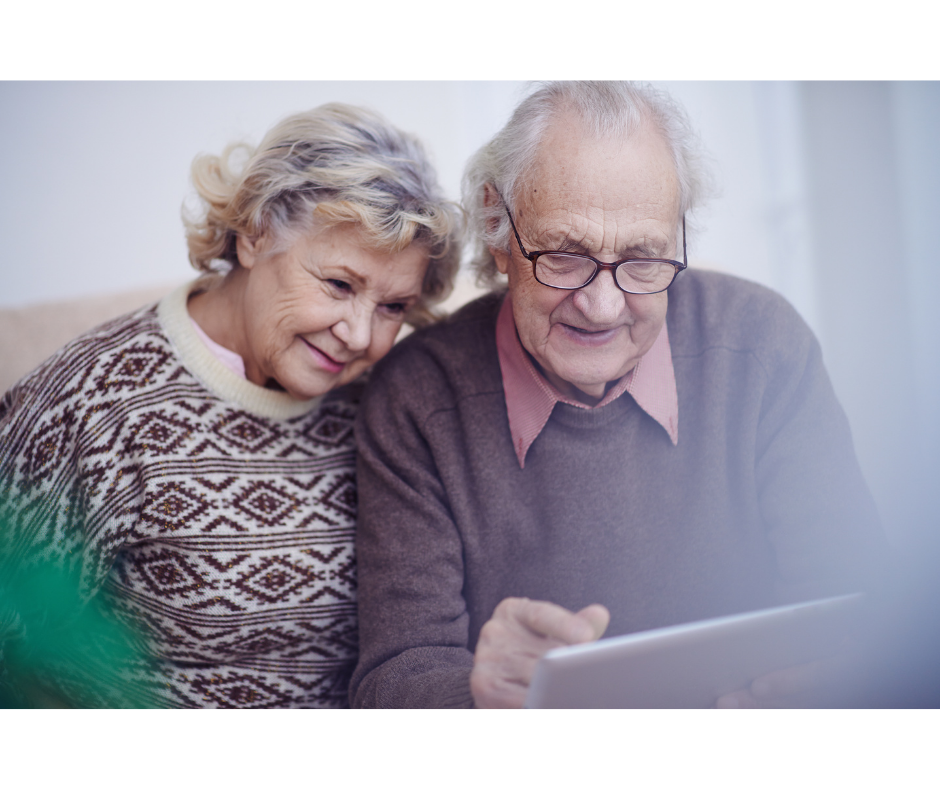 two older people looking at a computer | Funeral Planning | Overnight Caskets